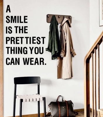 استیکر چوبی متن انگلیسی A smile is prettiest thing، کد 885