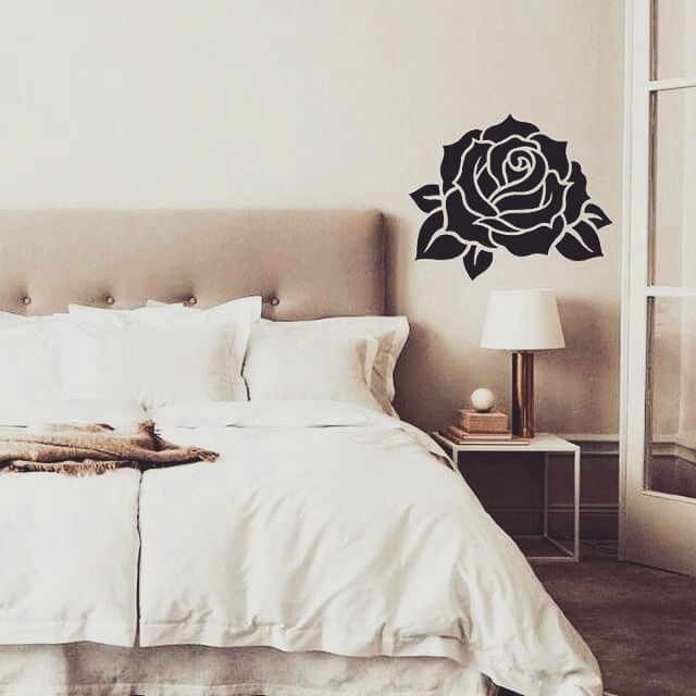 برچسب دیواری گل بوته کنار تخت خواب گل رز بزرگ بالای تخت خواب عروس 