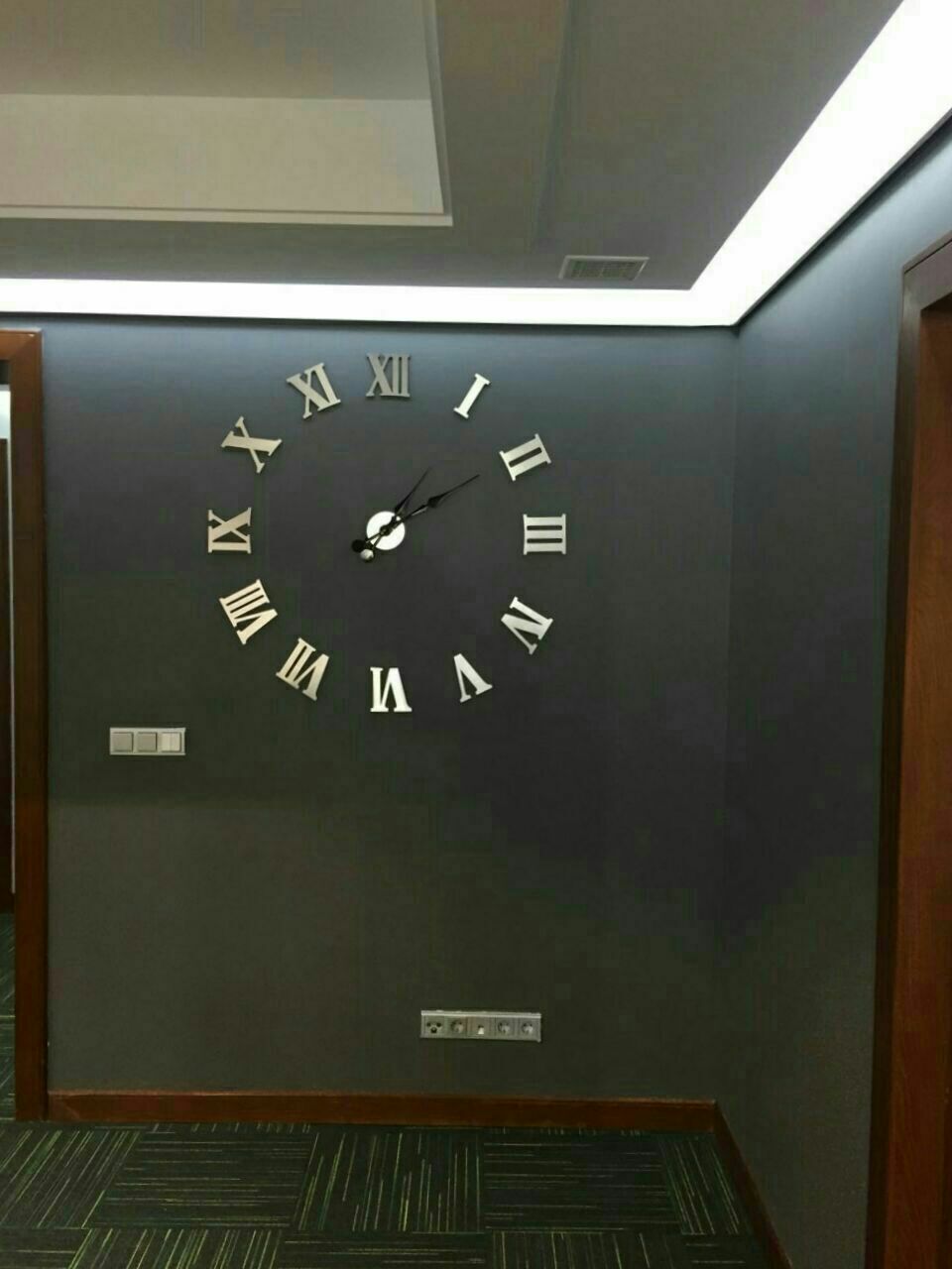 دیزاین شیک با ساعت دیواری نقره ای مولتی استایل