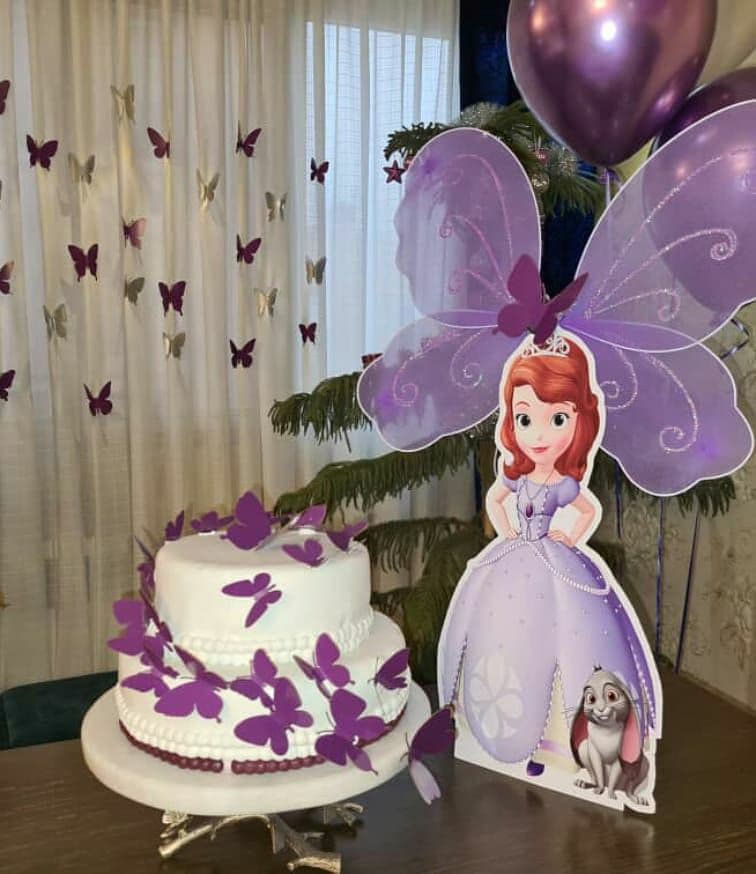 پروانه بنفش برای تزیین کیک با پروانه  رنگ شاد برای میز پذیرایی تولد دخترانه 