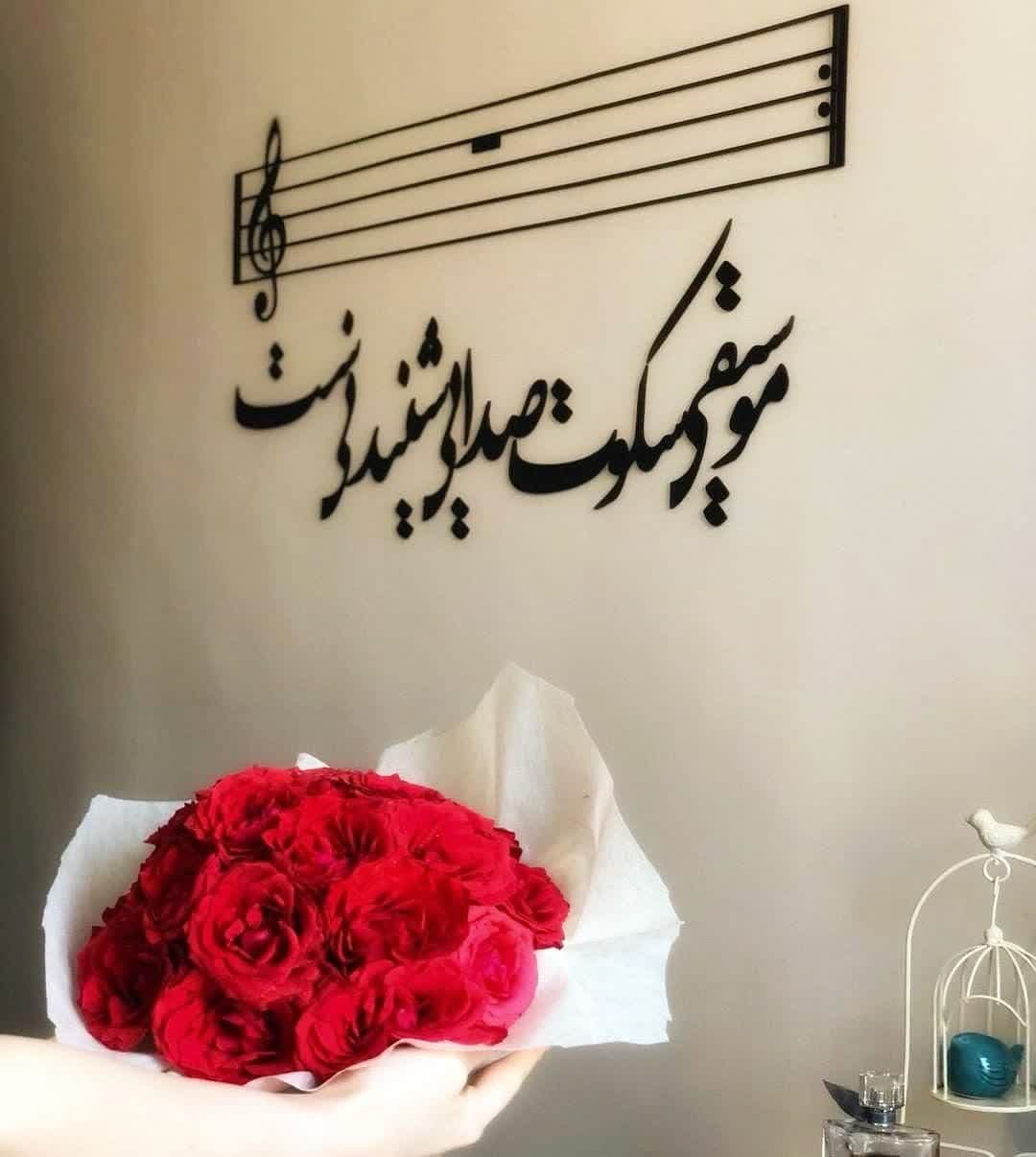  موسیقی سکوت شنیدنی ، دکور فروش لوازم موسیقی ، فروشگاه لوازم گیتار  پیانو فلوت